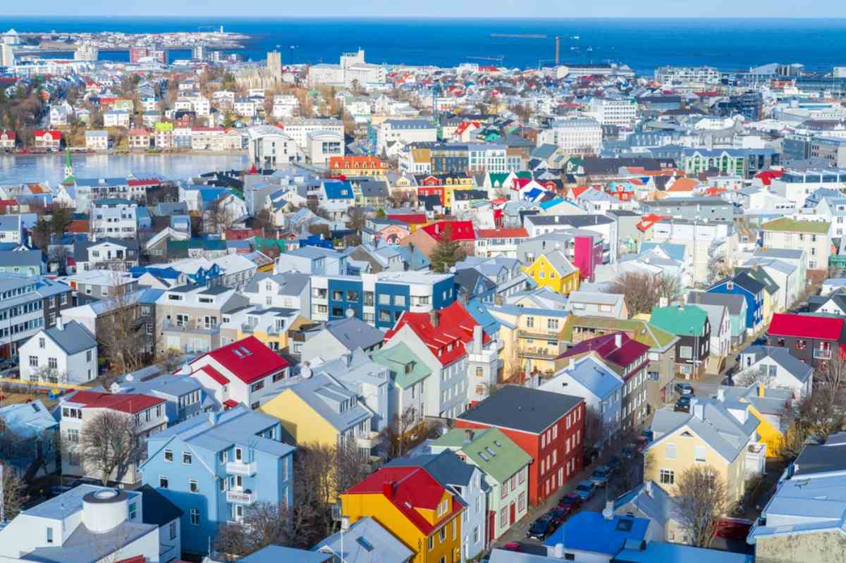 Vedute aeree della città di Reykjavík e dei suoi caratteristici tetti colorati.