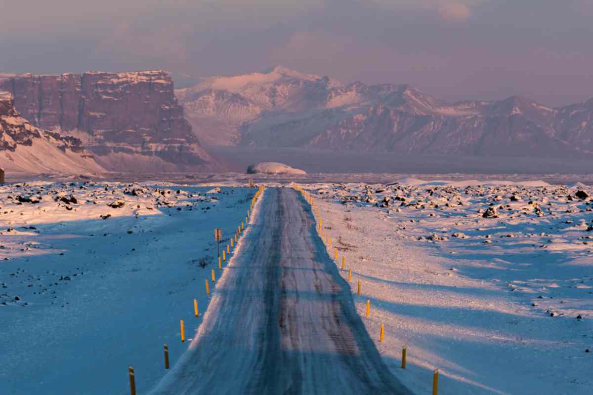 Une route est pratiquement recouverte de neige sur le Ring Road islandais, dans ce qui semble être la suite d'une tempête de neige dans ce pays.