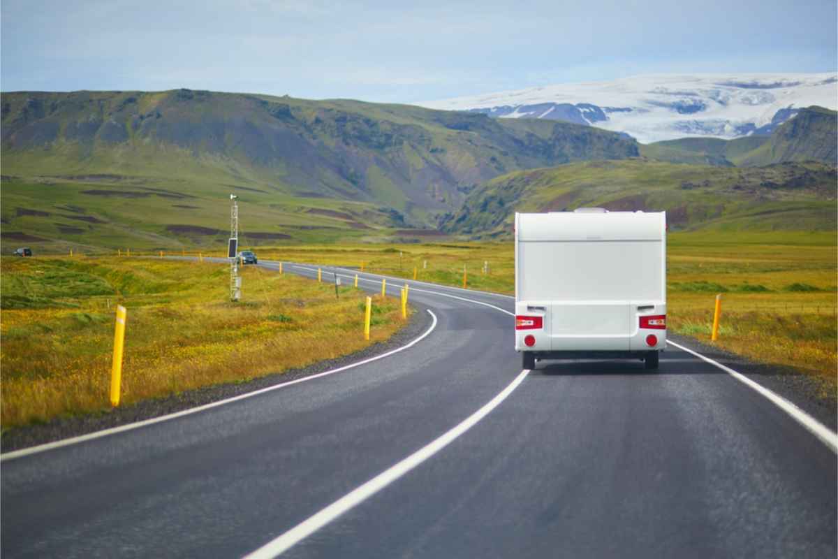 Camper auf Islands offener Straße