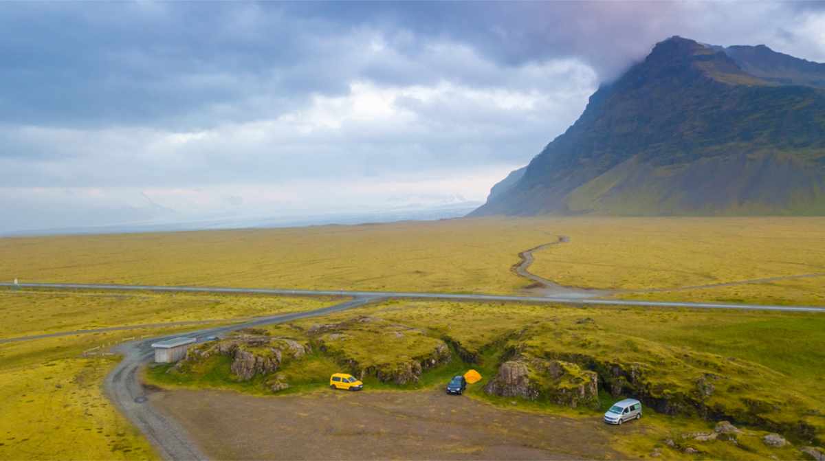 Una carretera escénica como una espada en la ruta de la Ring Road de Islandia