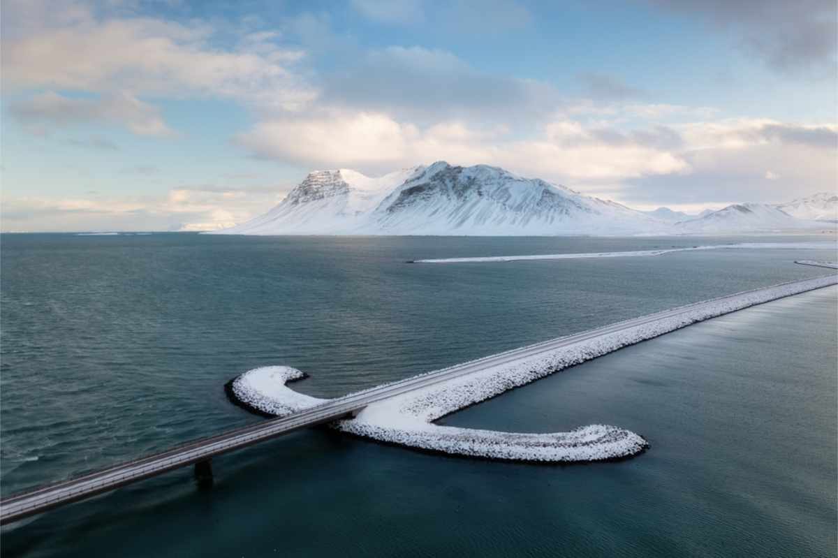 Una carretera escénica como una espada en la ruta de la Ring Road de Islandia