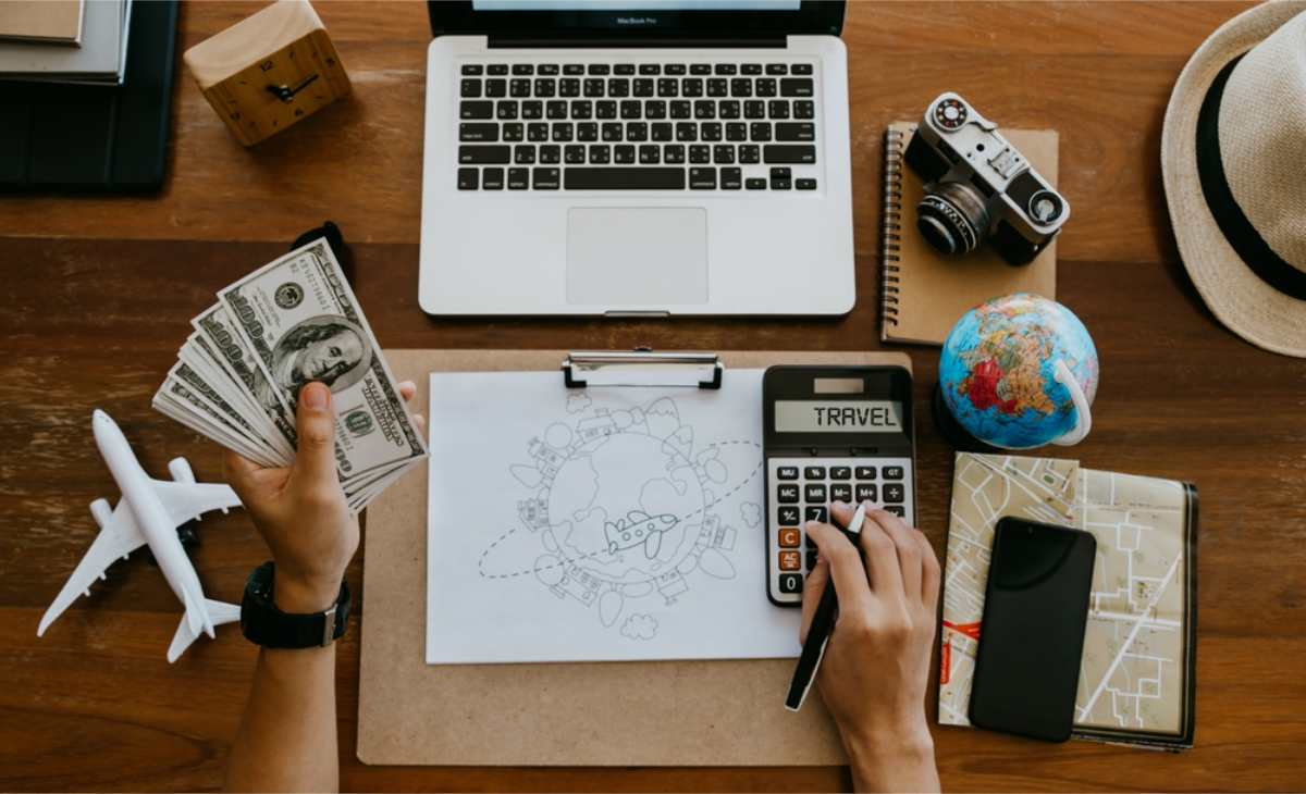 Camping-car roulant sur la route circulaire d’Islande par une journée ensoleillée