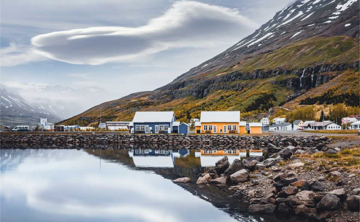 Touriste dans son camping-car de location en Islande, près d’une magnifique cascade