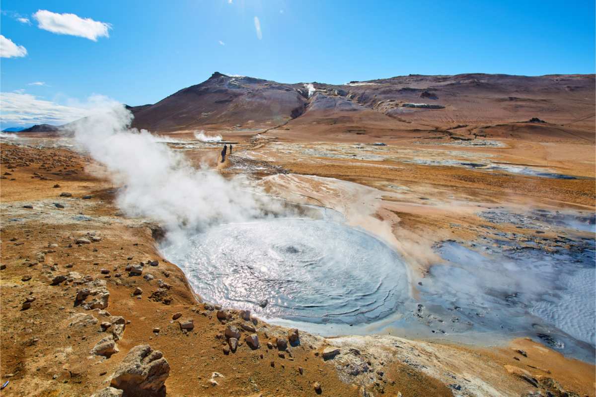 Vista aerea dei pseudocrateri di Skútustaðagígar vicino al lago Mývatn, con coni vulcanici verdi circondati dall’acqua in Islanda.