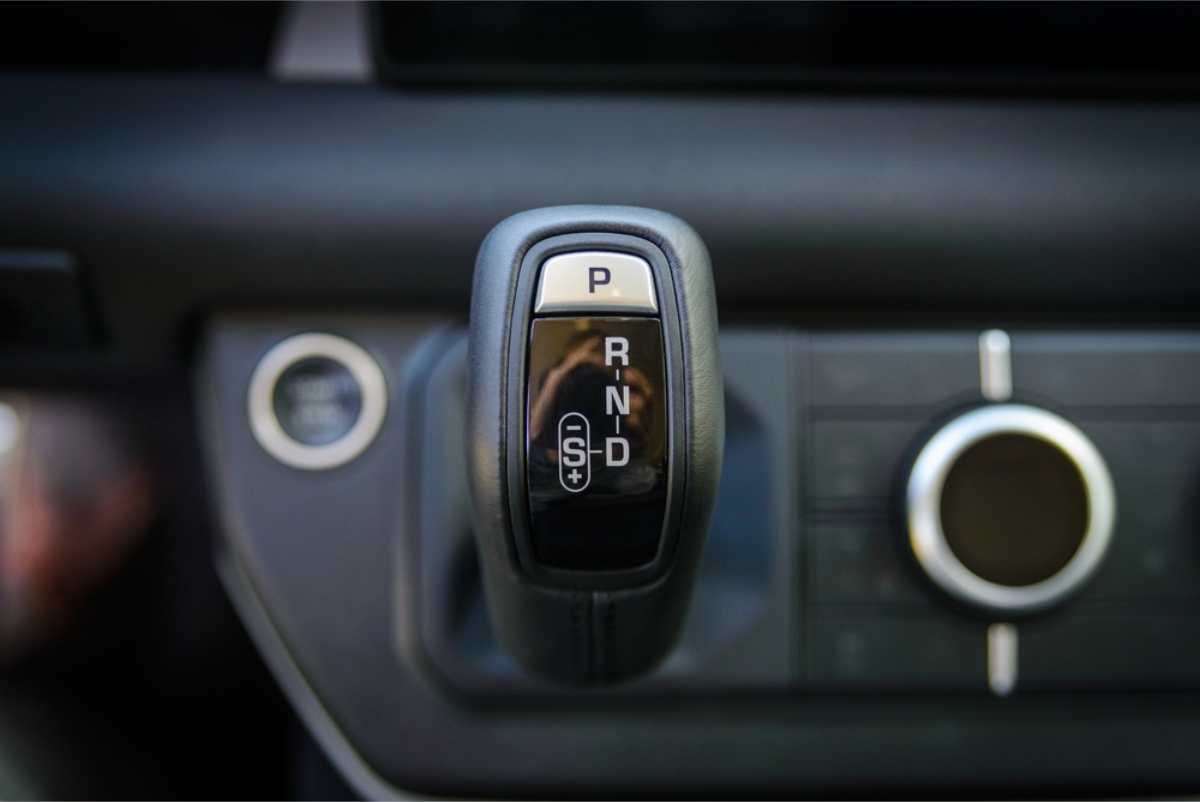 Nahaufnahme eines Automatik-Schalthebels in einem Wohnmobil