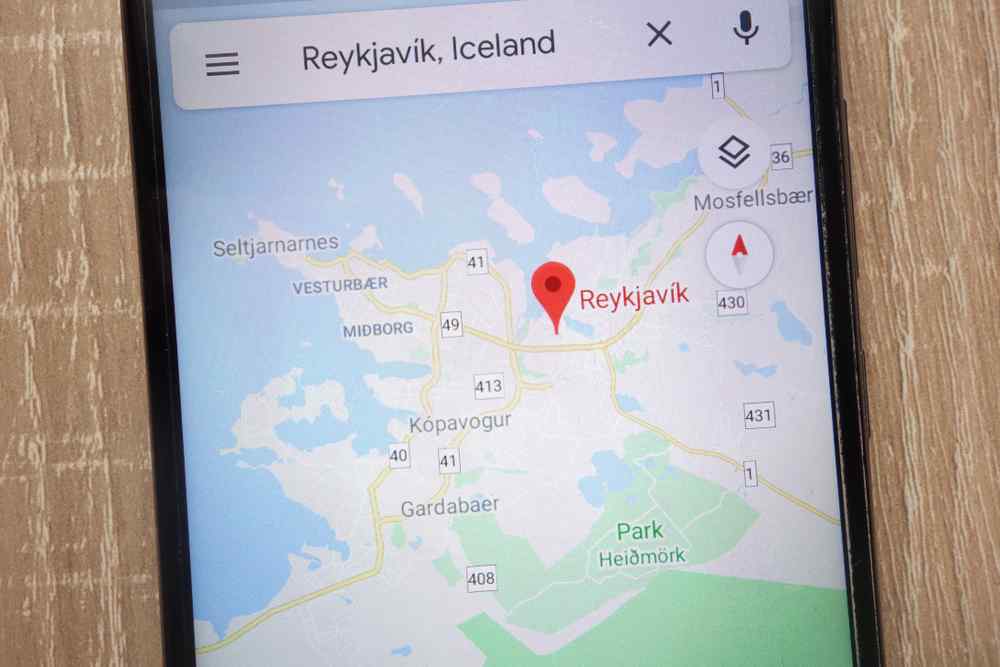 Handybildschirm mit Google Maps, zentriert auf Reykjavík, Island.