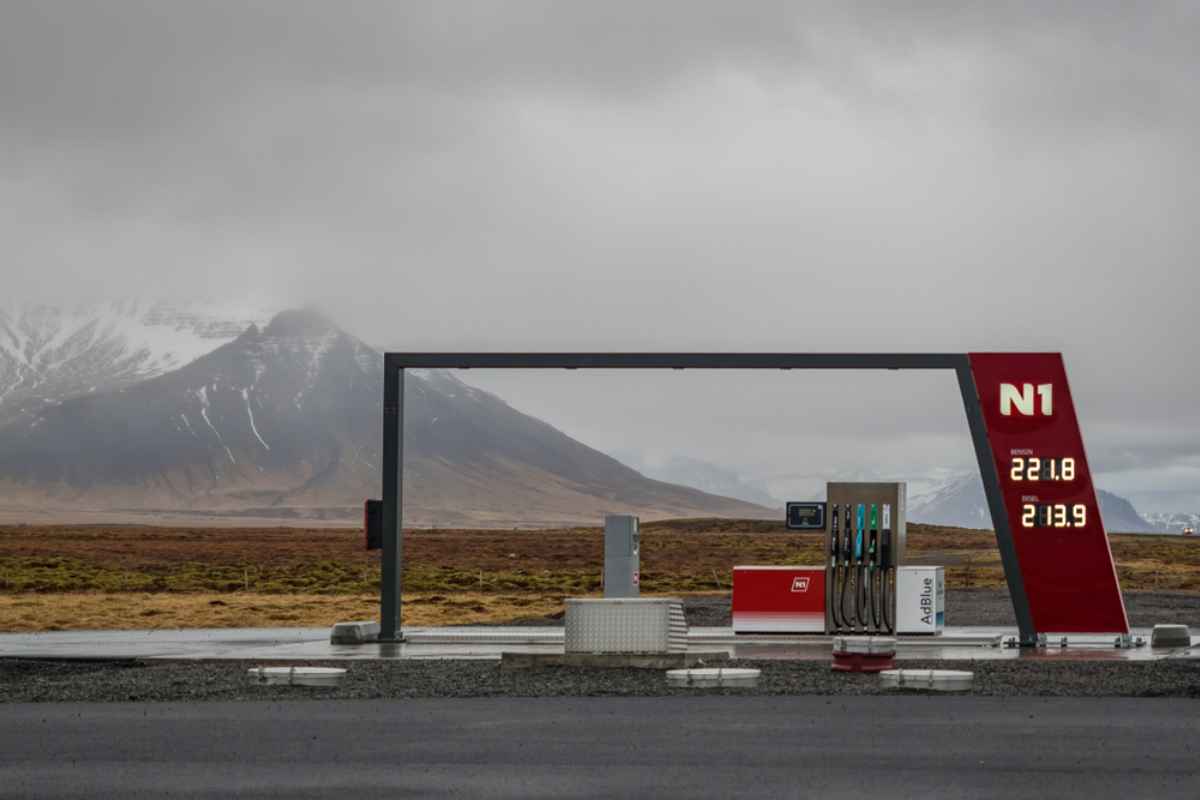 General image of the N1 gas station on an Icelandic road in the city.