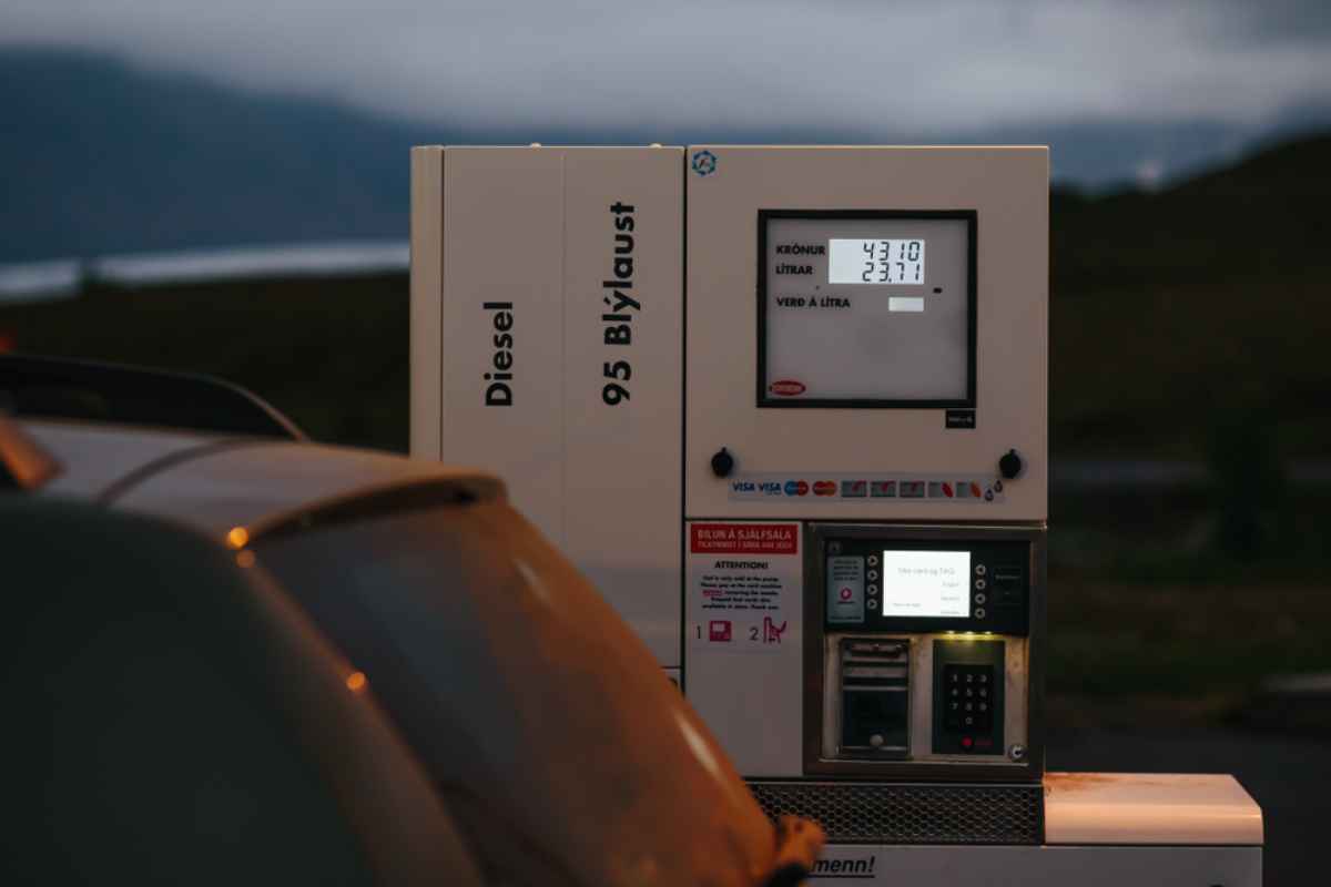 Map of an autonomous Icelandic filling station showing the types of fuels that can be filled and their prices, as well as the card payment methods.