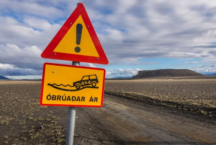 4x4 warning sign in Iceland for rivers ahead 