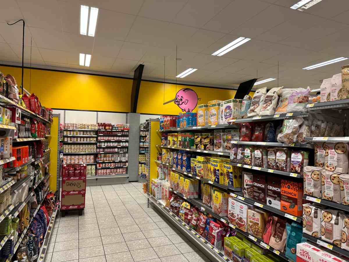 Gänge eines Bónus-Supermarkts in Island, gefüllt mit Cerealien und Lebensmitteln.