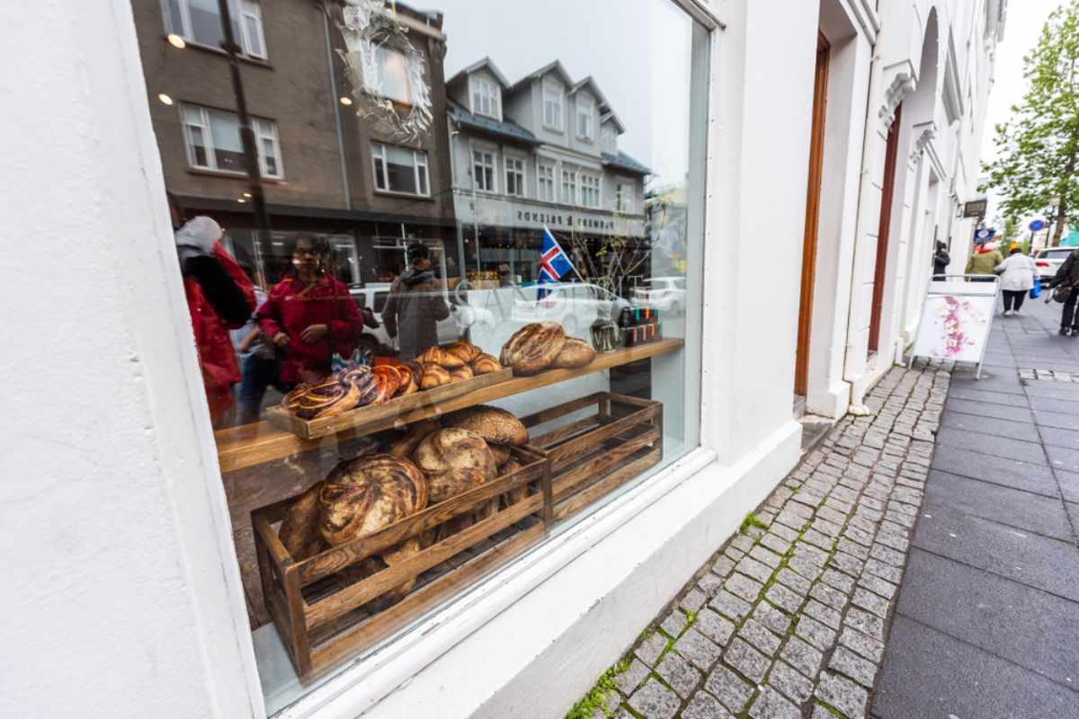 Bäckereischaufenster in Reykjavík Frisches Brot und Gebäck in der Schaufensterauslage einer Bäckerei in der Innenstadt von Reykjavík, Island.