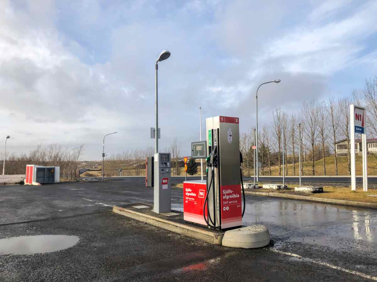Isländische Tankstelle N1-Selbstbedienungstankstelle in Island unter wolkenverhangenem Himmel.
