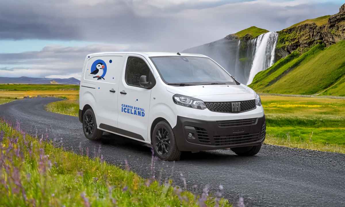 Fiat Scudo Wohnmobil neben einem schönen Wasserfall geparkt