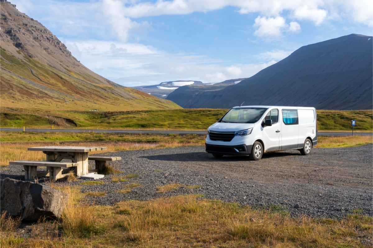 Wohnmobil neben einem Picknickbereich in Island geparkt