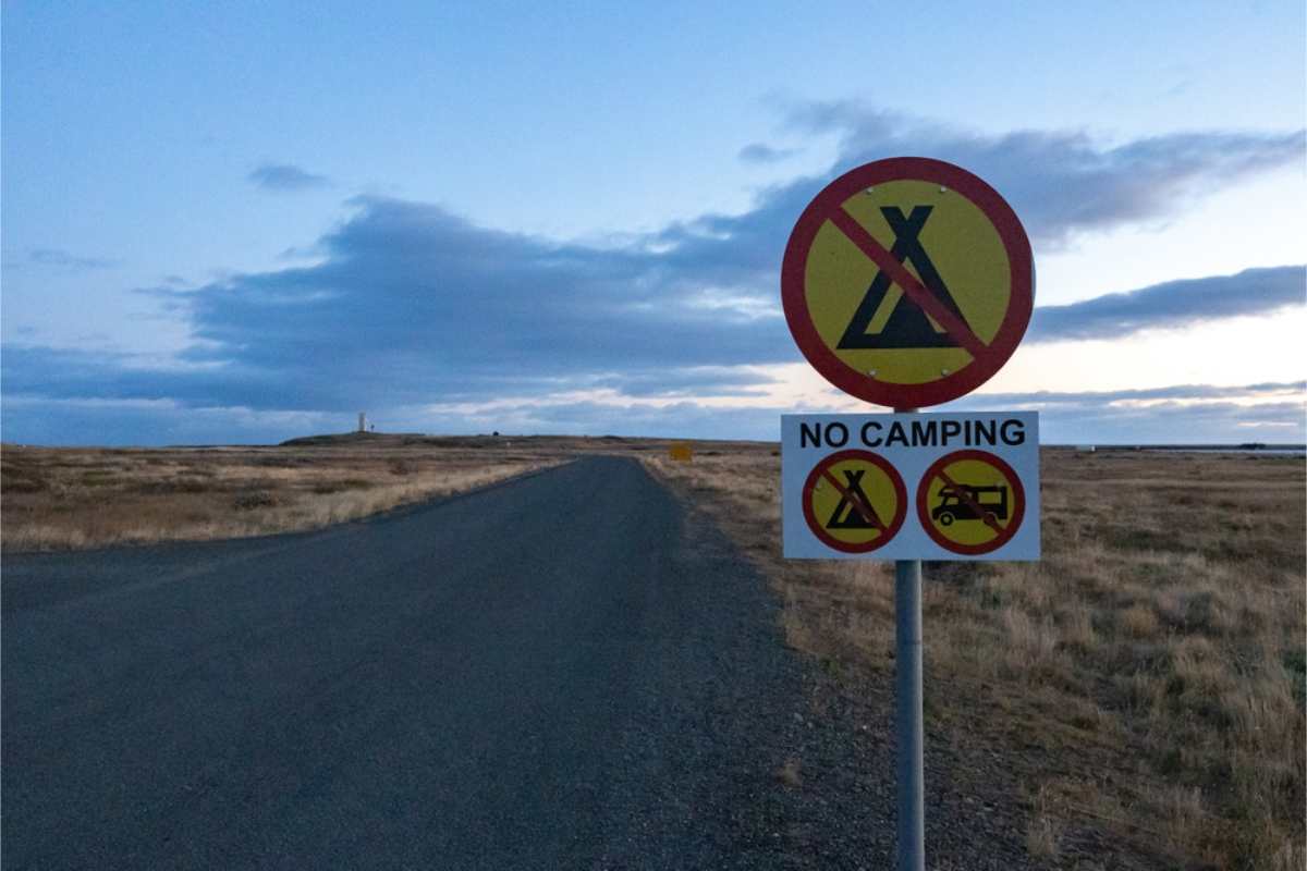 Verkehrsschild, das zeigt, dass Camping verboten ist