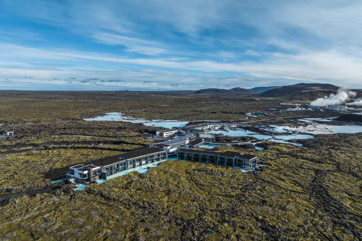 Luftaufnahme des Blue-Lagoon-Komplexes, umgeben von Lavafeldern auf der Halbinsel Reykjanes