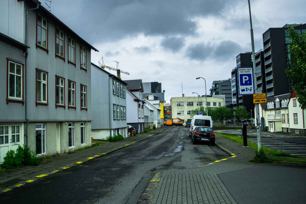 Stra&szlig;enparkbereich in Reykjavik mit einem Schild f&uuml;r die Parkzone P2 an einem regnerischen Tag