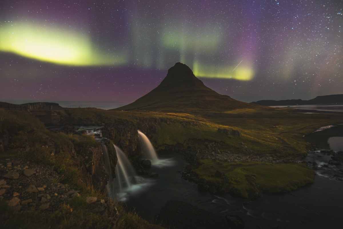 Nordlichter &uuml;ber Kirkjufell und Kirkjufellsfoss in Island bei Nacht