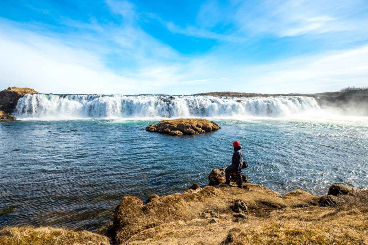 Tourist direkt vor dem Wasserfall Faxi