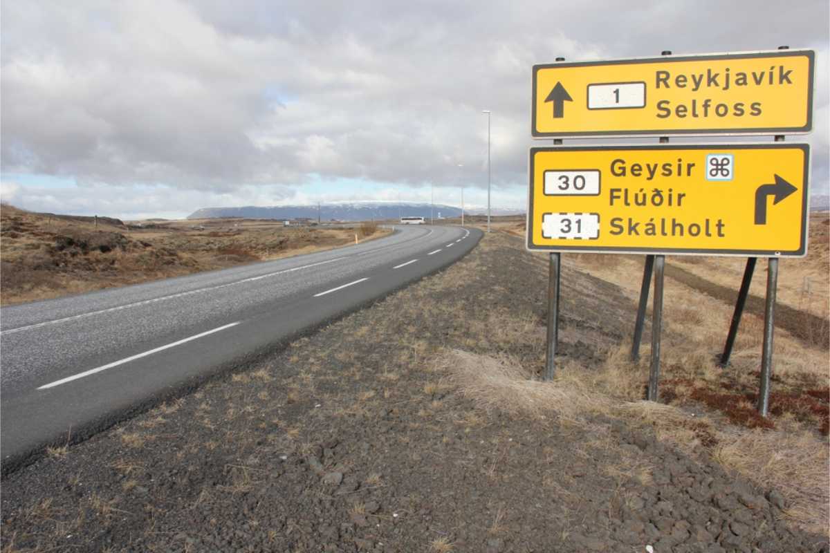 Stra&szlig;enschild, das den Weg zum Goldenen Kreis in Island zeigt