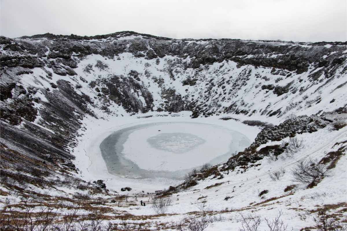 Der Kerid-Krater ist im Winter mit Schnee bedeckt