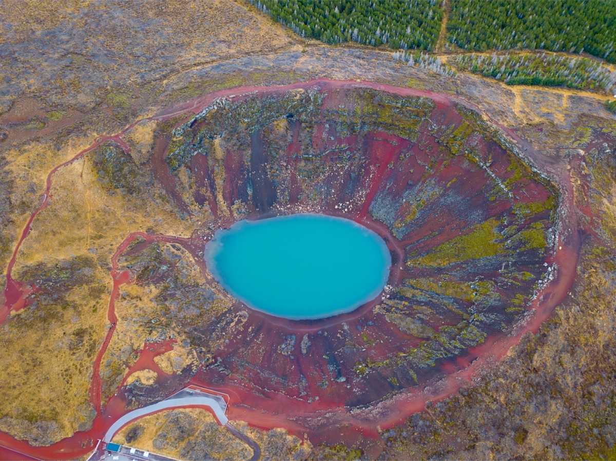 Blick von oben auf das blaue Wasser im Kerid-Krater