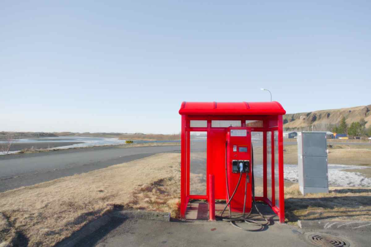 Estación de servicio automática roja en una carretera desértica islandesa