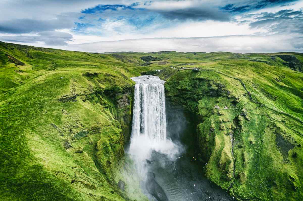 Vista general de la cascada Skógafoss en Islandia durante la temporada de primavera.