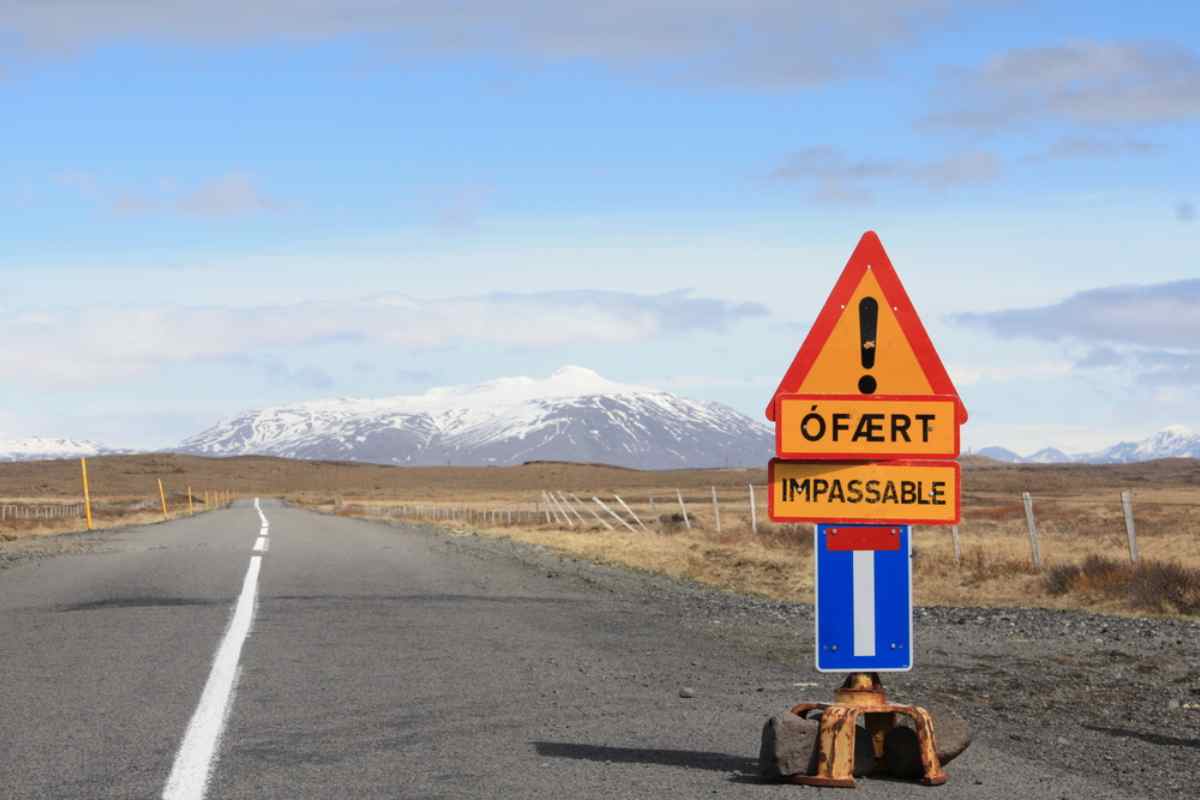 Plano detallado de un cartel islandés con la inscripción “Impassable” en el idioma local, indicando el cierre de esa carretera.