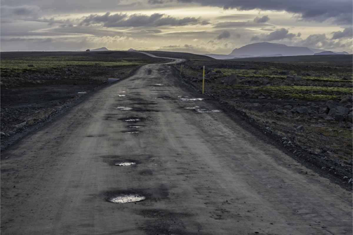 Conducción por carreteras de grava de Islandia Carretera llena de baches y en malas condiciones