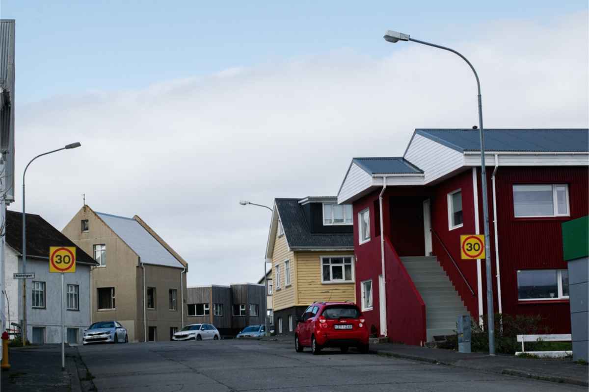 Límites de velocidad en ciudades y pueblos islandeses Pueblo islandés con señales de límite de velocidad a 30 km/h