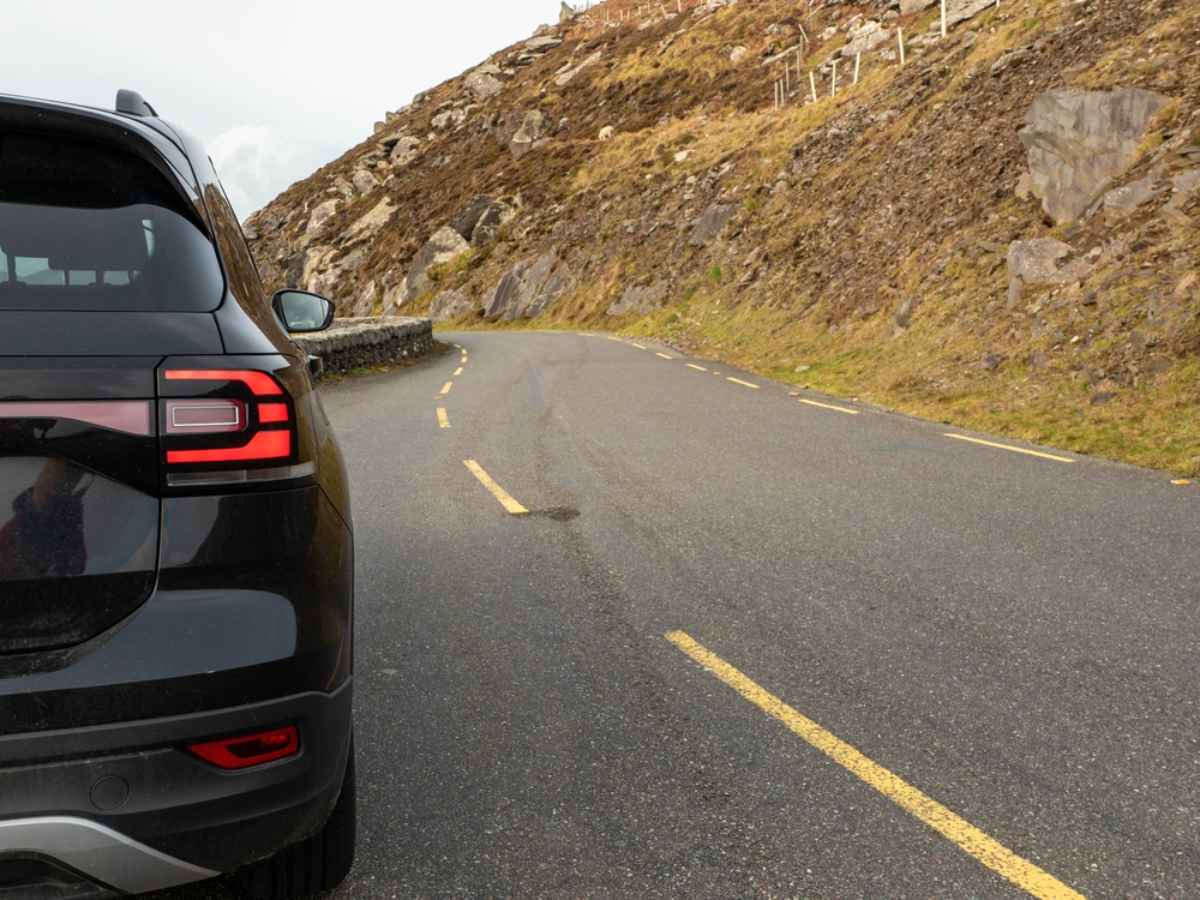 Multas por exceso de velocidad y sus consecuencias Coche de alquiler mal estacionado en una curva en la carretera de Islandia