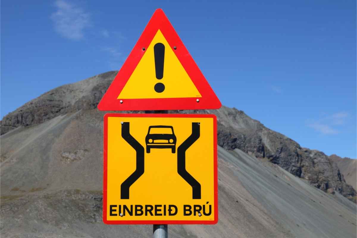 Entiende las señales de tráfico islandesas Señal islandesa única de puente de un solo carril