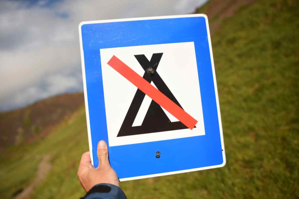 Primer plano de una se&ntilde;al de tr&aacute;fico en Islandia que indica que no se permite acampar.