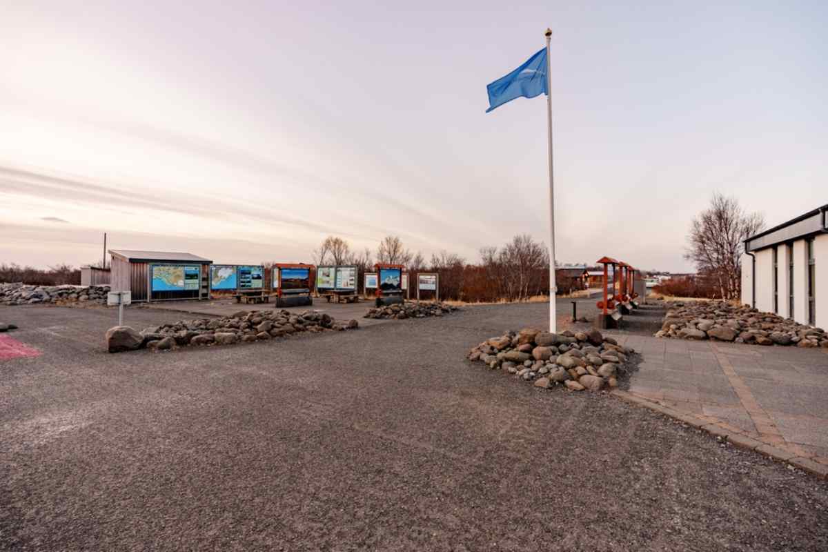Zona de entrada del centro de visitantes de Skaftafell en el Parque Nacional Vatnaj&ouml;kull, Islandia, con mapas y paneles informativos.