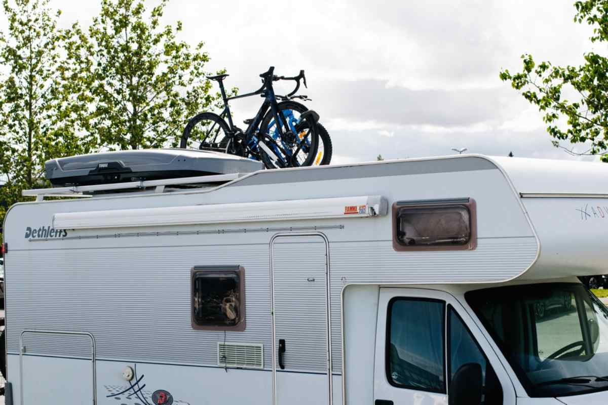 Autocaravana aparcada con bicicletas montadas en el techo, lista para un road trip por Islandia.