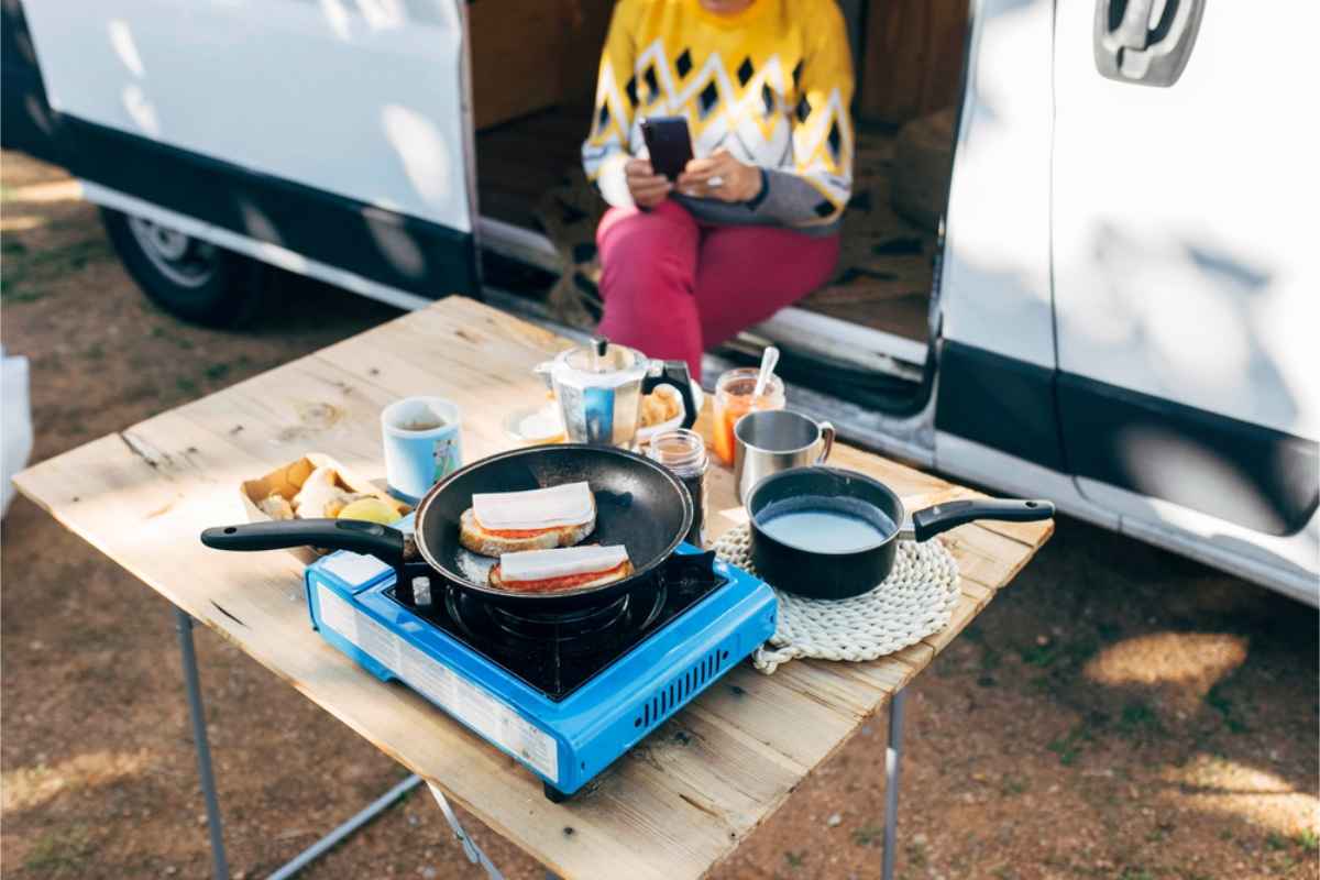 Viajera cocinando en su cocina de la camper