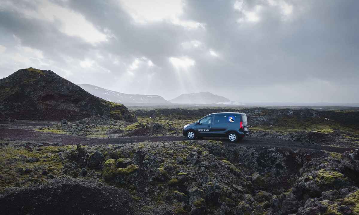 Camper Dokker de alquiler estacionada junto a un impresionante campo de lava