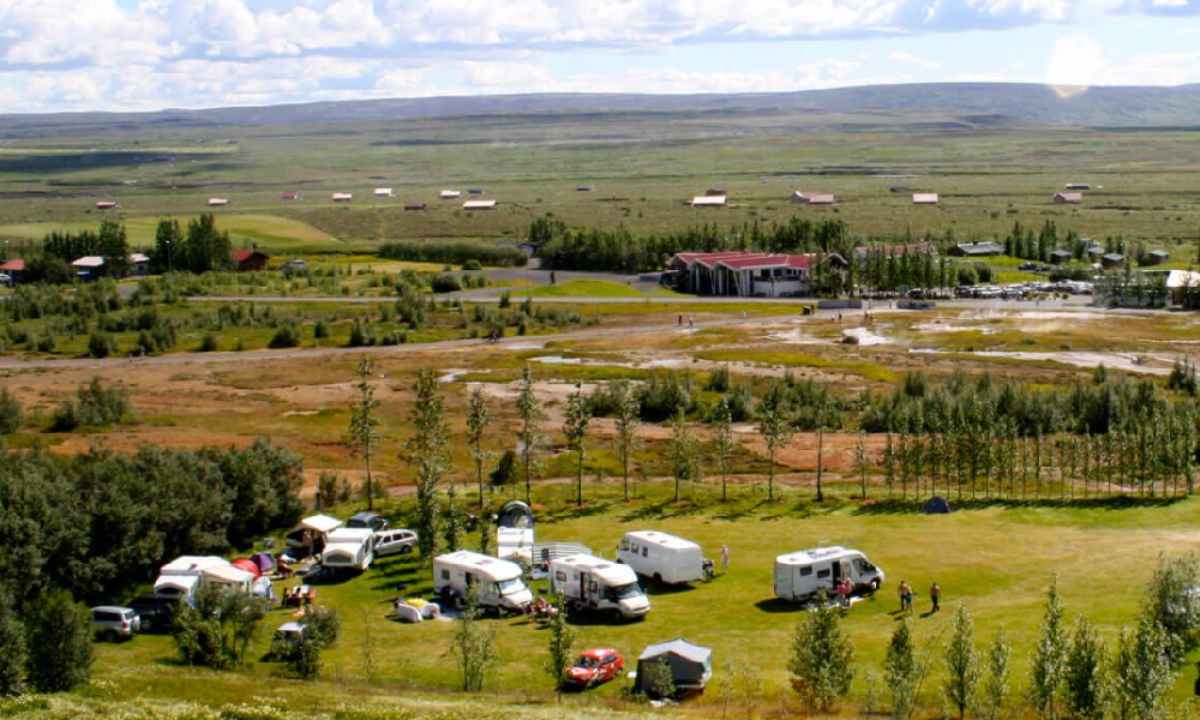Campings de campers y autocaravanas en el Círculo Dorado Camping de Geysir en un día soleado con varias campers y autocaravanas aparcadas
