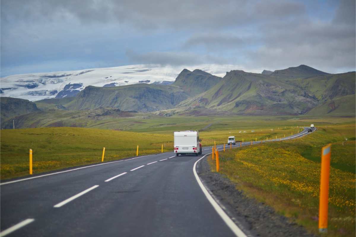 Autocaravana circulando por la Ring Road de Islandia
