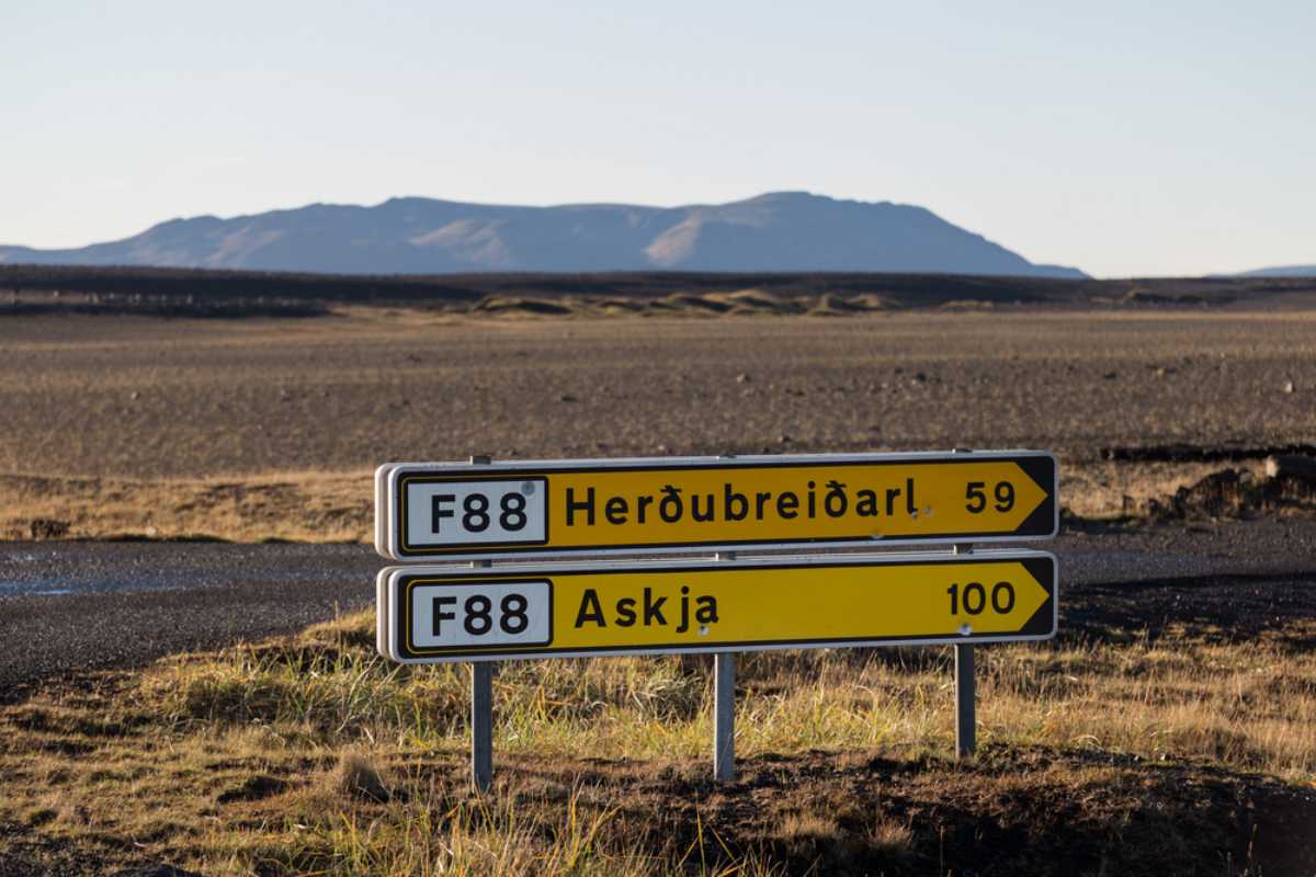 Señal de F-roads en Islandia Señales amarillas de F-road en Islandia que apuntan hacia Herðubreiðarlindir y Askja a través de un paisaje volcánico árido