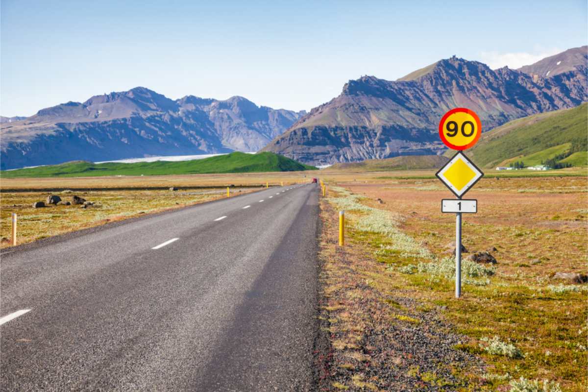 Viaje por carretera por la Ring Road de Islandia Límite de velocidad en Islandia indicando 90 km por hora