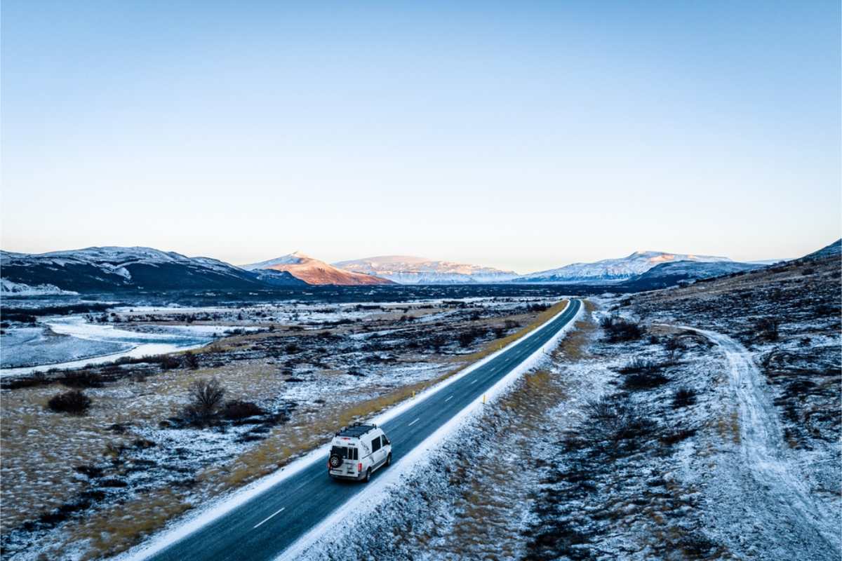 Viaje por libre por el círculo dorado Camper en la carretera hacia el círculo dorado en Islandia