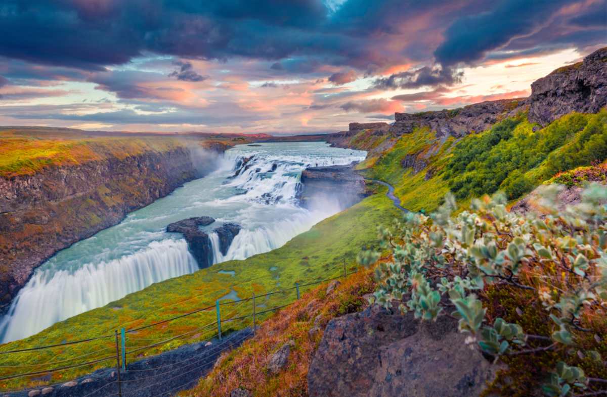 Atracciones en el círculo dorado Vista con dron de la cascada Gullfoss al atardecer