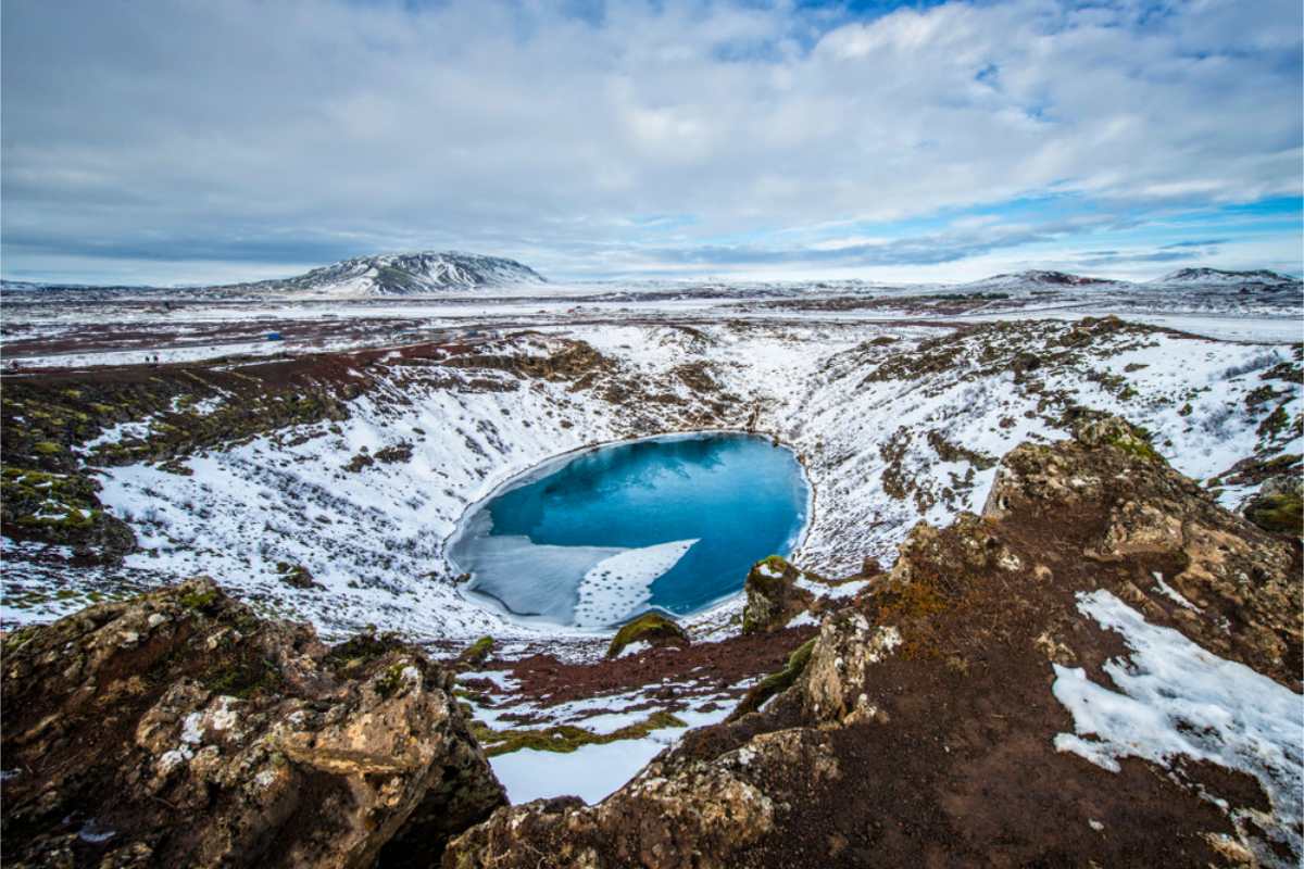 Paradas extra en los alrededores del círculo dorado Vista del cráter de Kerid cubierto de nieve