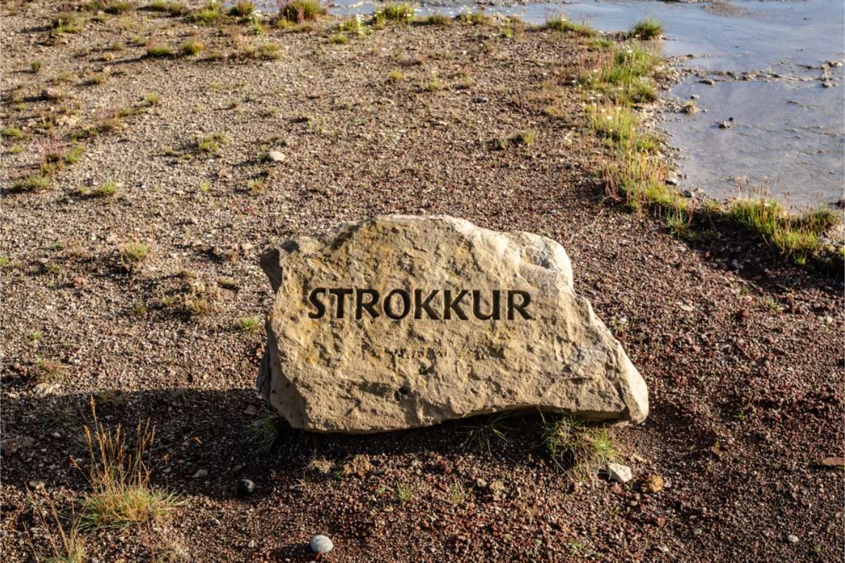 Ideas de itinerario para el círculo dorado Roca que marca la ubicación del géiser Strokkur