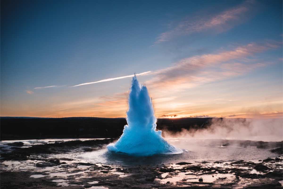 Aventura en camper por el círculo dorado Géiser Strokkur a punto de entrar en erupción