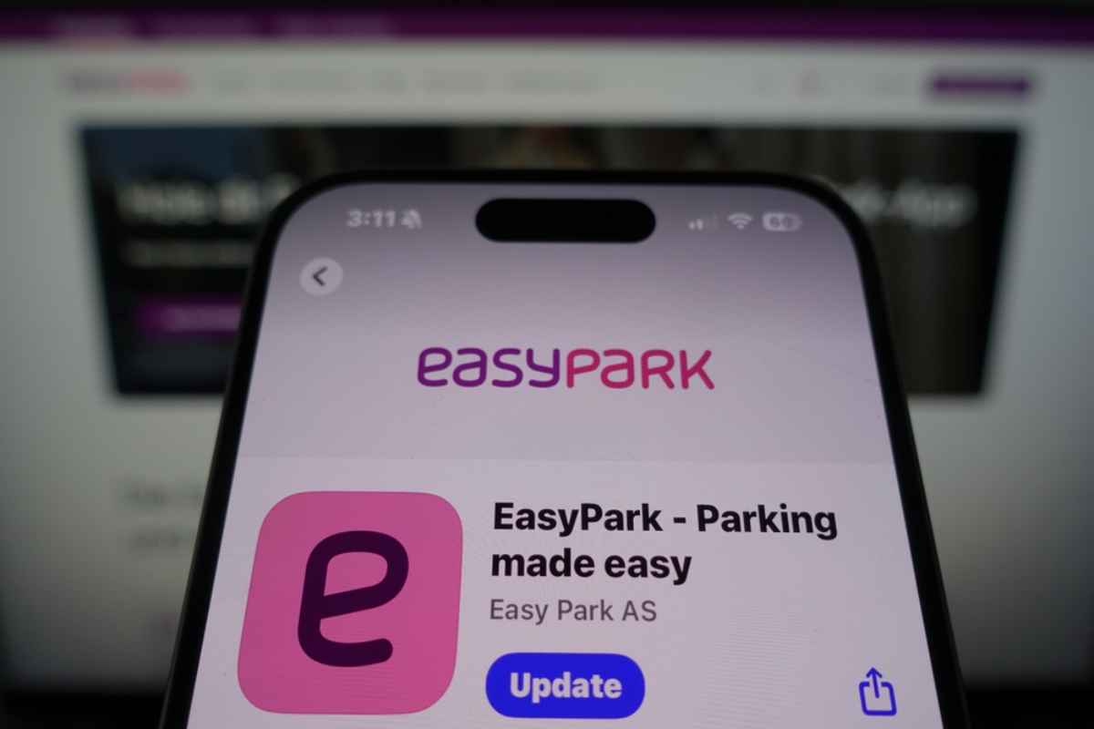 Aplicaci&oacute;n de aparcamiento EasyPark abierta en la pantalla de un tel&eacute;fono m&oacute;vil