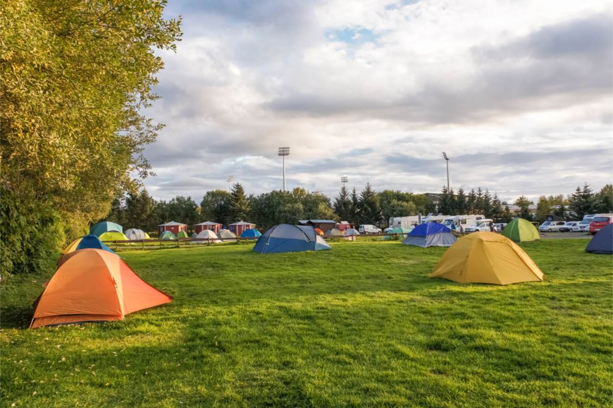 camping lleno de tiendas de campa&ntilde;a