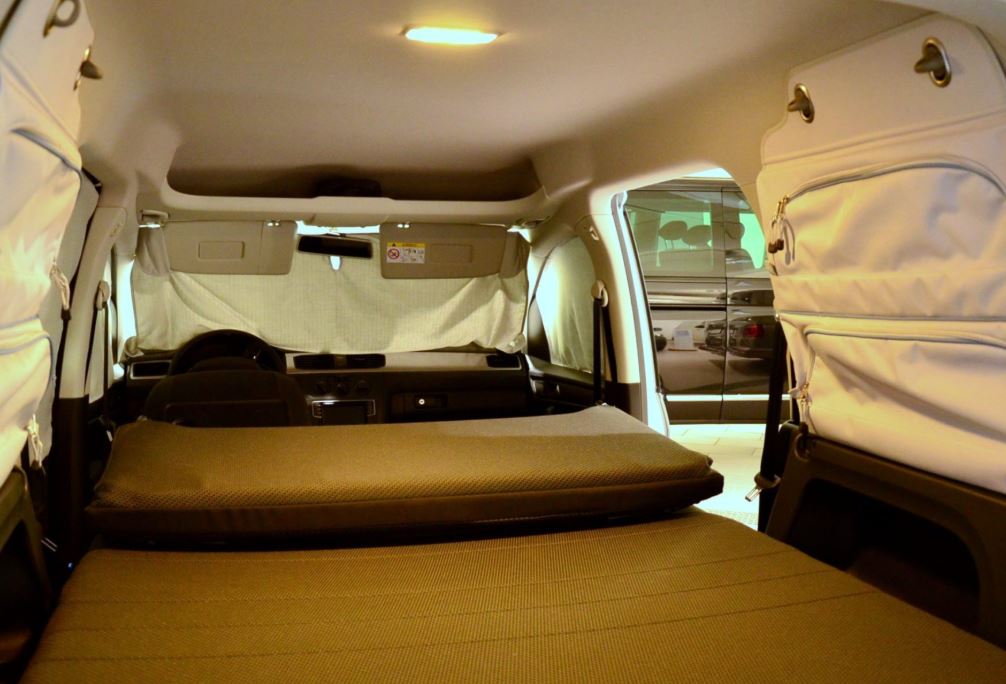 Vue int&eacute;rieure d&rsquo;un camping-car pour deux voyageurs